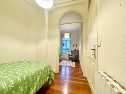 Single bedroom, with balcony, in 5-bedroom apartment - Gallery - 95