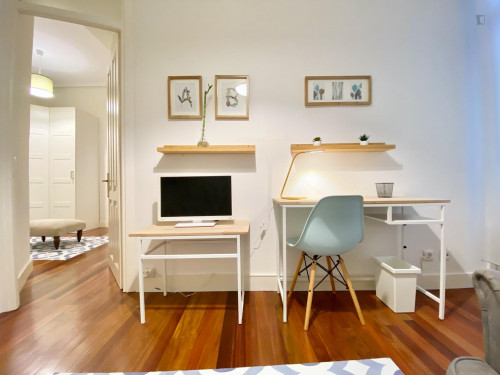 Single bedroom, with balcony, in 5-bedroom apartment - Gallery - 91