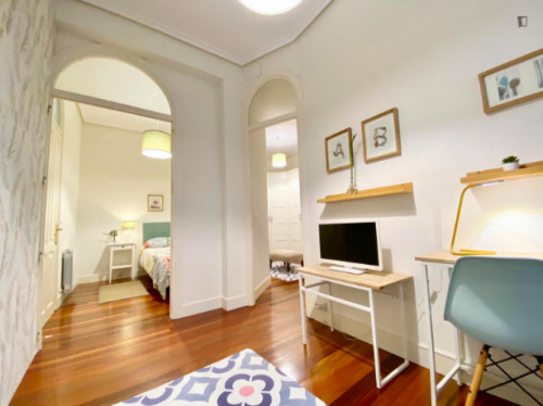 Single bedroom, with balcony, in 5-bedroom apartment - Gallery - 103