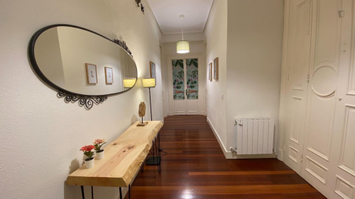Single bedroom, with balcony, in 5-bedroom apartment - Gallery - 10