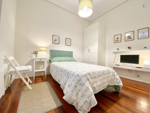 Single bedroom, with balcony, in 5-bedroom apartment