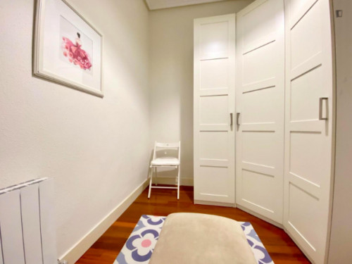 Single bedroom, with balcony, in 5-bedroom apartment - Gallery - 108