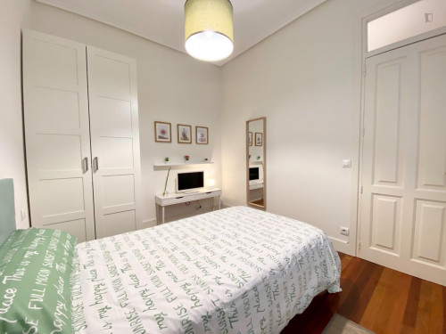 Single bedroom, with balcony, in 5-bedroom apartment - Gallery - 9