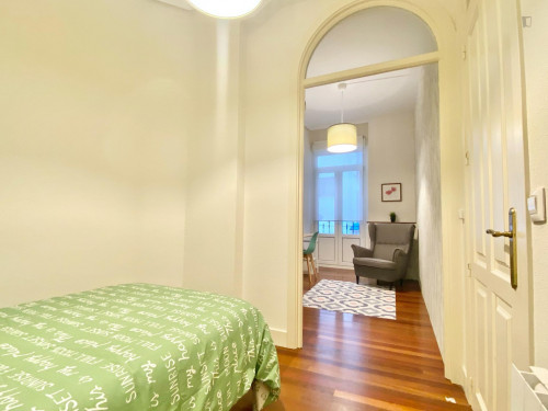 Single bedroom, with balcony, in 5-bedroom apartment - Gallery - 96