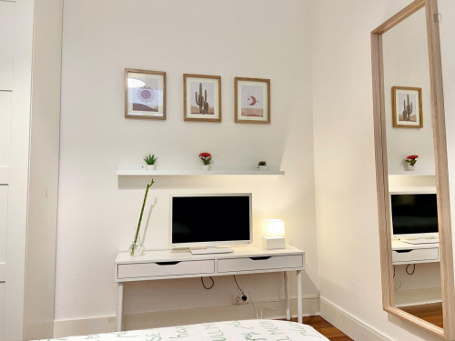 Single bedroom, with balcony, in 5-bedroom apartment - Gallery - 90