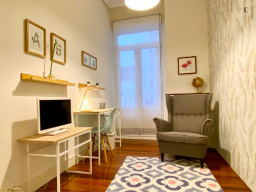 Single bedroom, with balcony, in 5-bedroom apartment - Gallery - 105