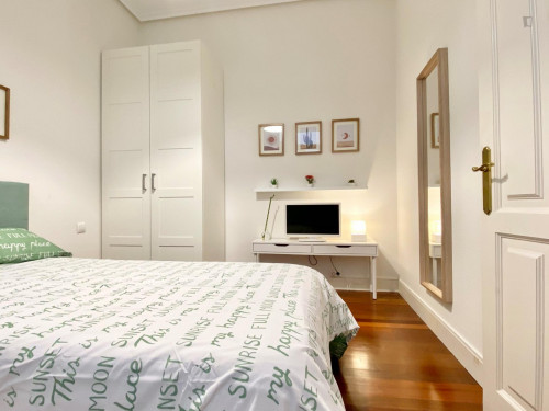 Single bedroom, with balcony, in 5-bedroom apartment - Gallery - 84