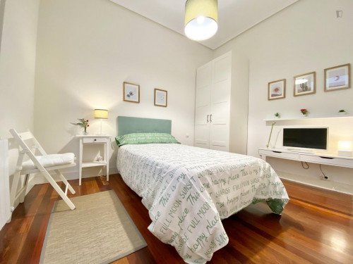 Single bedroom, with balcony, in 5-bedroom apartment - Gallery - 86