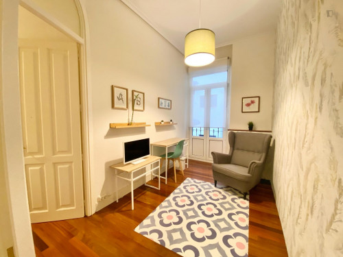 Single bedroom, with balcony, in 5-bedroom apartment - Gallery - 98