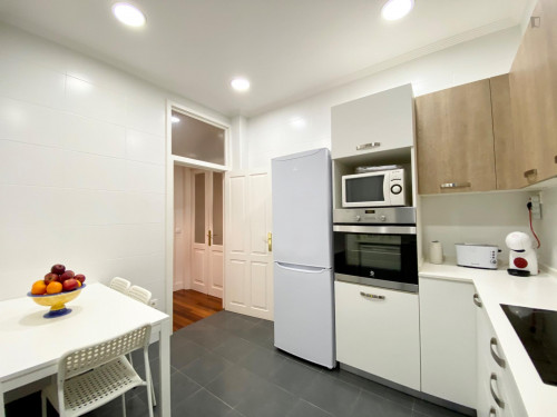 Single bedroom, with balcony, in 5-bedroom apartment - Gallery - 25
