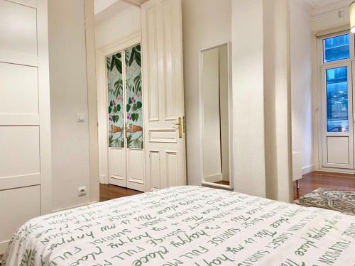 Single bedroom, with balcony, in 6-bedroom apartment - Gallery - 30