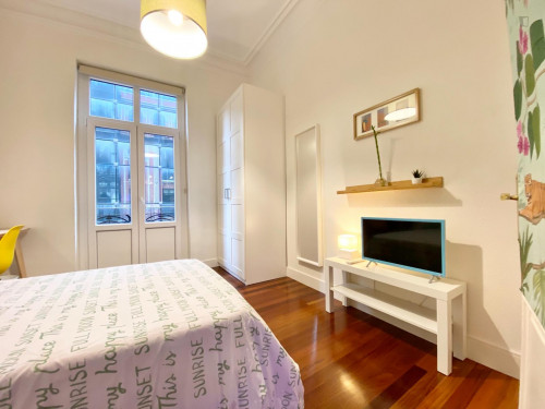 Single bedroom, with balcony, in 6-bedroom apartment