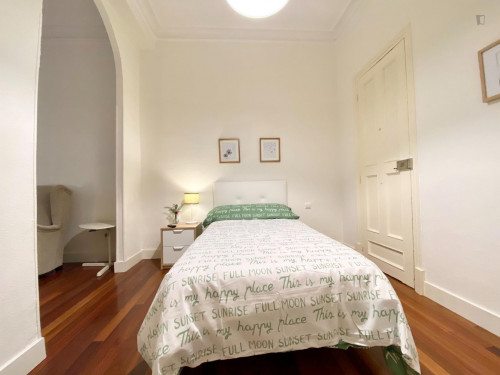 Single bedroom, with balcony, in 6-bedroom apartment - Gallery - 22