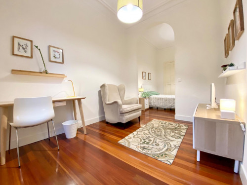 Single bedroom, with balcony, in 6-bedroom apartment - Gallery - 21
