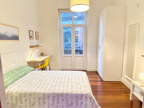 Single bedroom, with balcony, in 6-bedroom apartment