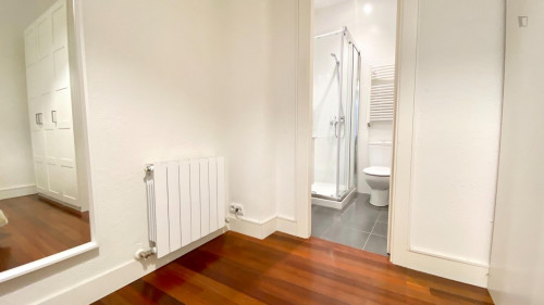 Single bedroom, with balcony, in 5-bedroom apartment - Gallery - 67