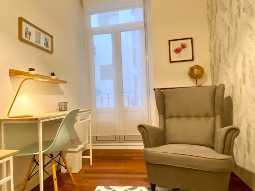 Single bedroom, with balcony, in 5-bedroom apartment - Gallery - 5