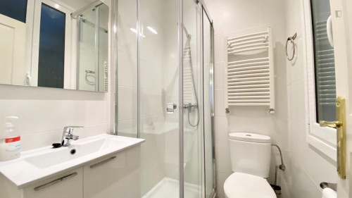 Single bedroom, with balcony, in 5-bedroom apartment - Gallery - 53