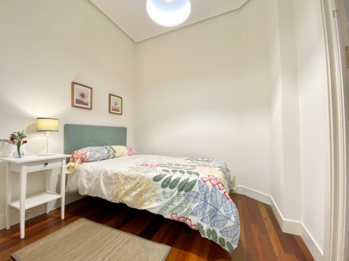 Single bedroom, with balcony, in 5-bedroom apartment