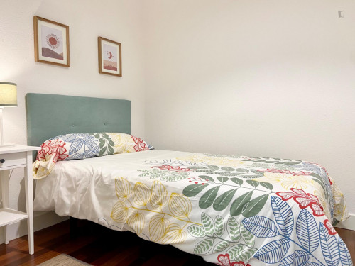 Single bedroom, with balcony, in 5-bedroom apartment - Gallery - 11