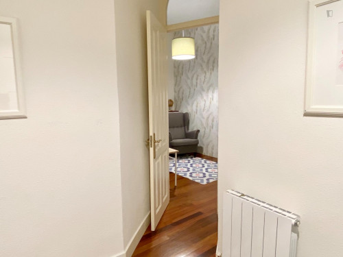 Single bedroom, with balcony, in 5-bedroom apartment - Gallery - 12