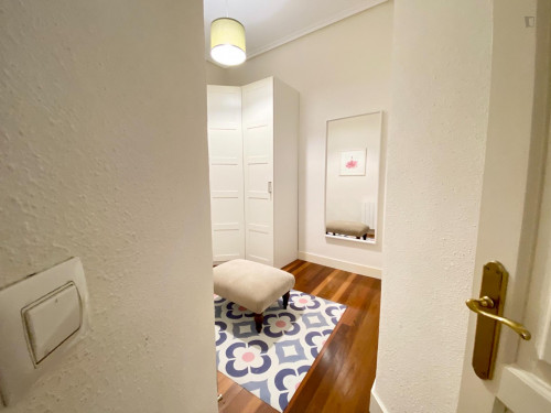 Single bedroom, with balcony, in 5-bedroom apartment - Gallery - 8