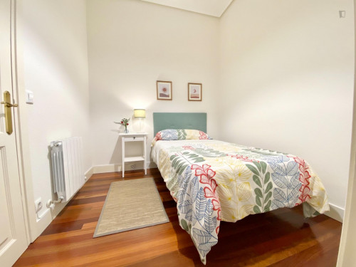 Single bedroom, with balcony, in 5-bedroom apartment