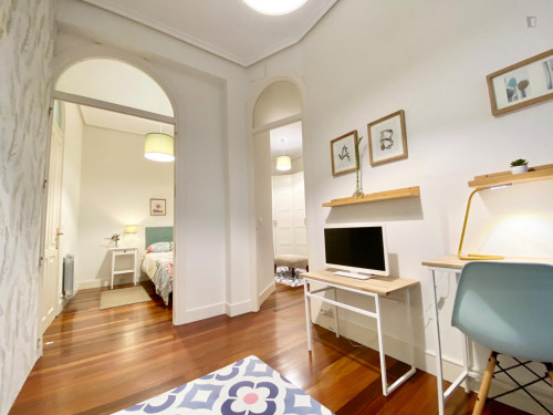 Single bedroom, with balcony, in 5-bedroom apartment