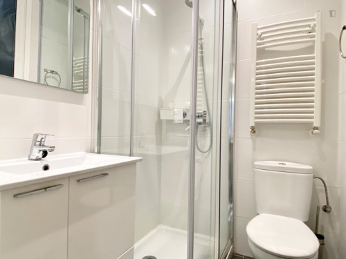 Double bedroom, with private bathroom and balcony, in 5-bedroom apartment - Gallery - 13