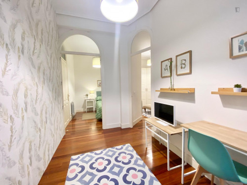 Double bedroom, with private bathroom and balcony, in 5-bedroom apartment - Gallery - 134