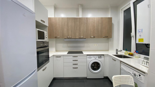 Double bedroom, with private bathroom and balcony, in 5-bedroom apartment - Gallery - 103