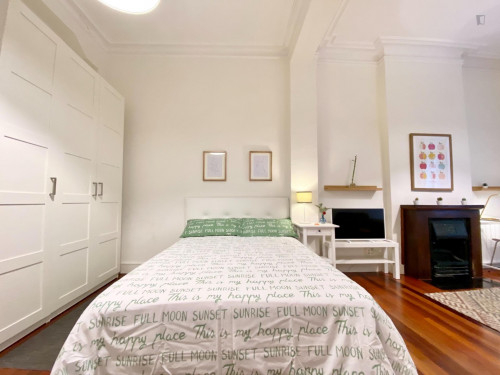 Double bedroom, with private bathroom and balcony, in 5-bedroom apartment