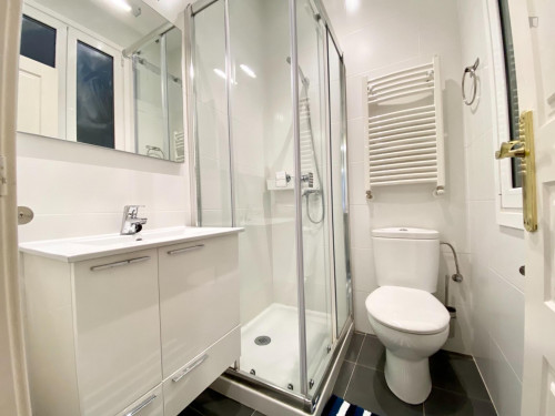 Double bedroom, with private bathroom and balcony, in 5-bedroom apartment - Gallery - 14