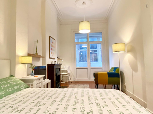 Double bedroom, with private bathroom and balcony, in 5-bedroom apartment