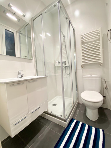 Double bedroom, with private bathroom and balcony, in 5-bedroom apartment - Gallery - 16