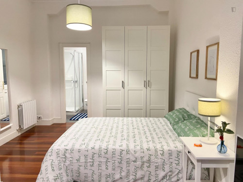 Double bedroom, with private bathroom and balcony, in 5-bedroom apartment