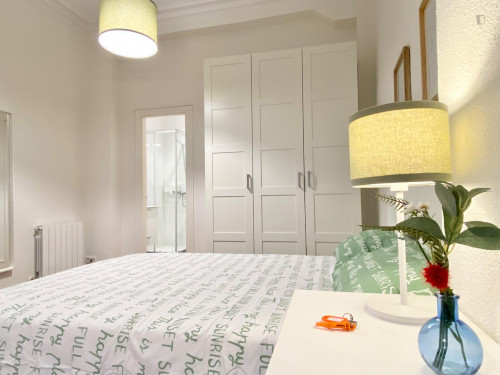 Double bedroom, with private bathroom and balcony, in 5-bedroom apartment