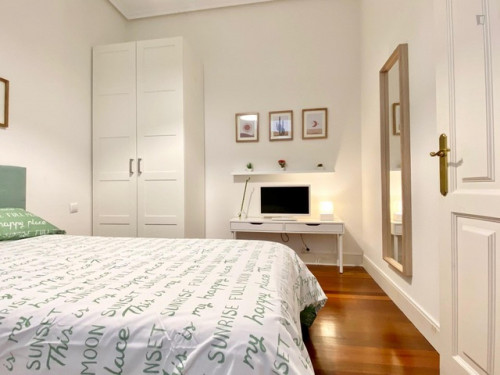 Double bedroom, with private bathroom and balcony, in 5-bedroom apartment - Gallery - 137