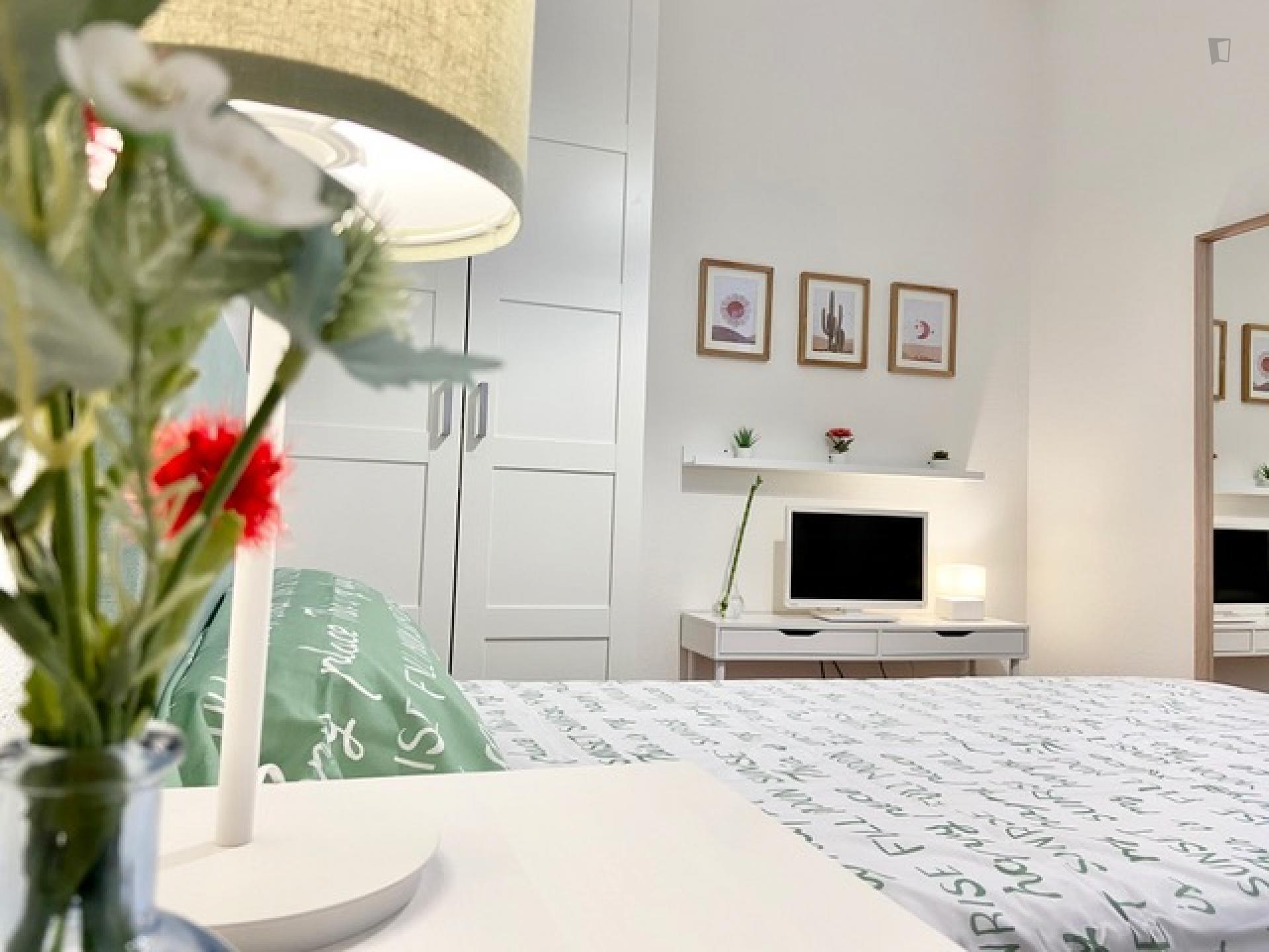 Double Bedroom, With Private Bathroom And Balcony, In 5-Bedroom Apartment - 1