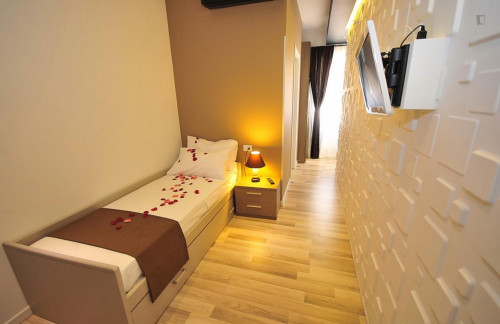 Really cool single ensuite bedroom near the Cornelia metro