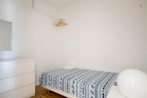 Cosy single bedroom near Miradouro de Santa Catarina