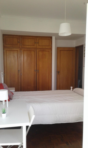 Q2-Nice Double Bedroom/Balcony near NOVA SBE Campus/beach in 4-Room Apartment