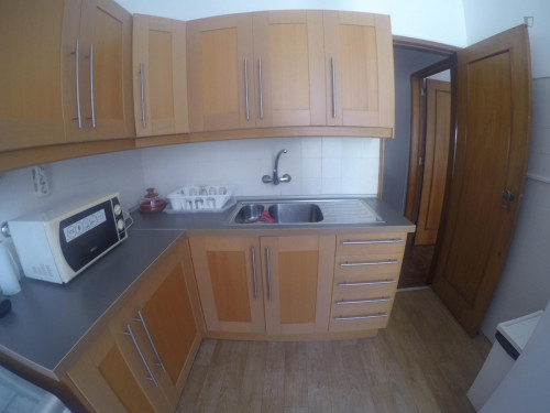 Q2-Nice Double Bedroom/Balcony near NOVA SBE Campus/beach in 4-Room Apartment