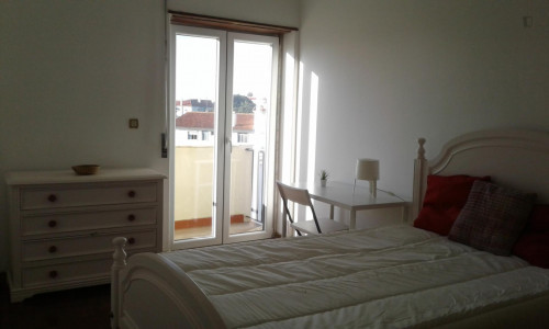 Q2-Nice Double Bedroom/Balcony near NOVA SBE Campus/beach in 4-Room Apartment