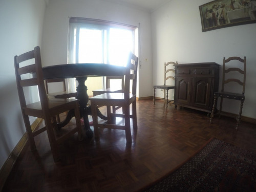 Q2-Nice Double Bedroom/Balcony near NOVA SBE Campus/beach in 4-Room Apartment