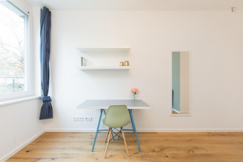 Double bedroom in 4-bedroom apartment