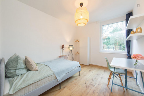 Double bedroom in 4-bedroom apartment