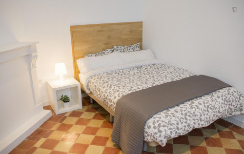 Appealing double bedroom in La Latina, central Madrid