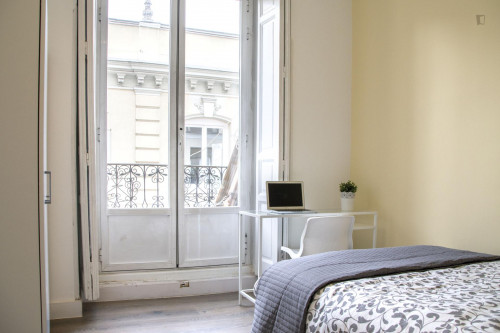 Double bedroom in a 9-bedroom flat close to Campus de Somosaguas
