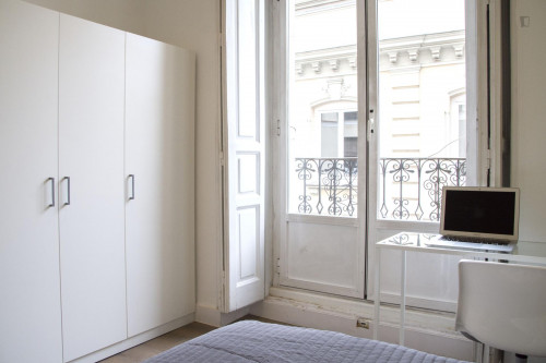 Double bedroom in a 9-bedroom flat close to Campus de Somosaguas